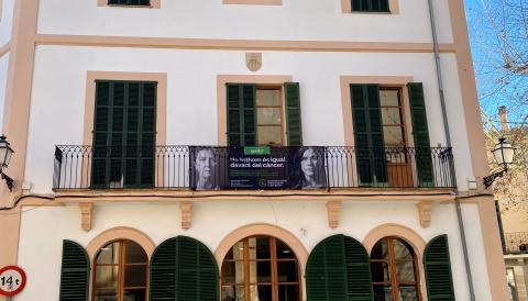 Fotografia de la balconada de l'Ajuntament amb la pancarta d'adhesió a la campanya