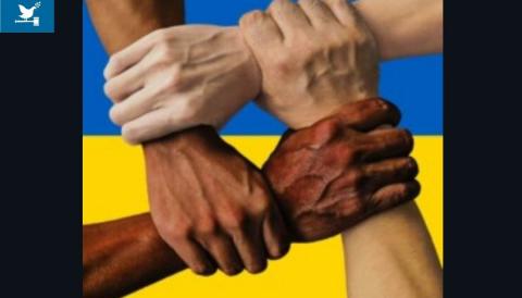 Mans entrellaçades amb bandera d'Ucraïna